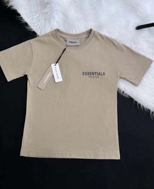【国际一线品牌，Essentials儿童运动套装衣服】采用100%全面材质，完全符合国家A级标准，面料柔软透气，夏季穿着不闷热