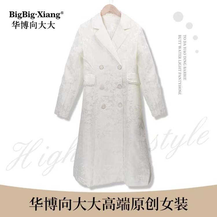 原价359 立减40元【向总会所款】唯一一款万元闪亮风衣（两穿春款）巨无敌】（8828）越是成熟优雅的女人，越偏爱长外套。修长的线条，勾勒出窈窕，精致的双排扣在黑色的背景下闪着微光，用简雅的语言展现知性干练的格调
