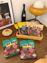 【3袋，味记小舍 秘卤•黑猪肉】（60克 *3袋）黑猪肉花纹清晰明显，肥瘦分层间隔均匀。脂肪厚实，颜色雪白，富含不饱和脂肪酸,黑猪肉花纹清晰明显，肥瘦分层间隔均匀。脂肪厚实，颜色雪白，富含不饱和脂肪酸,，肉质更是鲜嫩十足