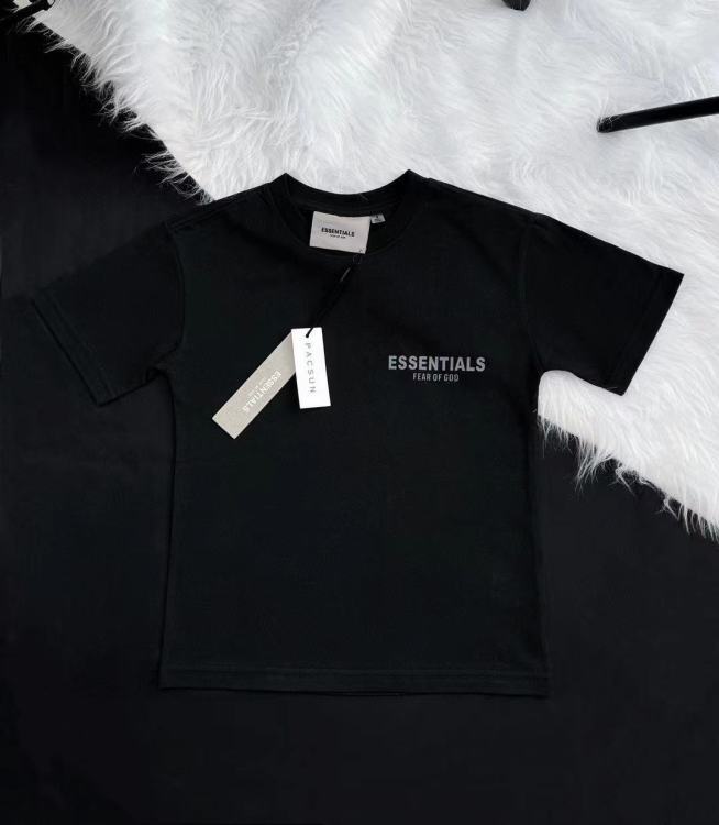 【国际一线品牌，Essentials儿童运动套装衣服】采用100%全面材质，完全符合国家A级标准，面料柔软透气，夏季穿着不闷热