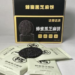 【1箱，蜂蜜黑芝麻饼500g】 吃货必备！这款纯手工制作的蜂蜜黑芝麻饼，香香脆脆，超好吃，选取精良的食材、纯手工的制作工艺，带你寻回记忆里,属于黑芝麻的纯正滋味