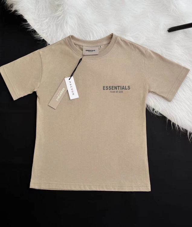 【国际一线品牌，Essentials儿童运动套装衣服】采用100%全面材质，完全符合国家A级标准，面料柔软透气，夏季穿着不闷热
