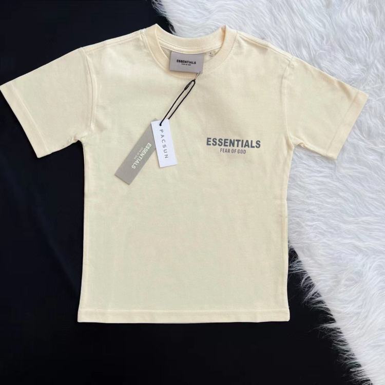 【国际一线品牌，Essentials儿童运动套装衣服】采用100%全面材质，完全符合国家A级标准，面料柔软透气，夏季穿着不闷热
